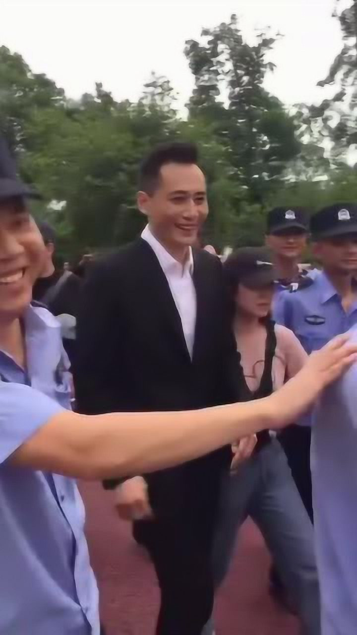 讲解！刘烨躺炕遭网友调侃“郢中白雪”