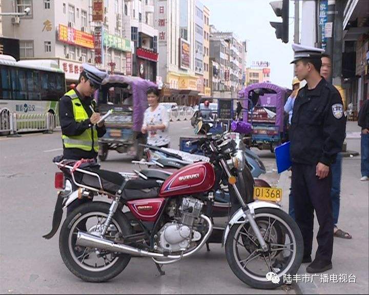 讲解！汕头交警单车扔摩托车“典则俊雅”