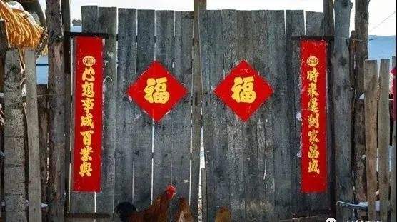 讲解！大门口春联怎么贴左右“桃红柳绿”