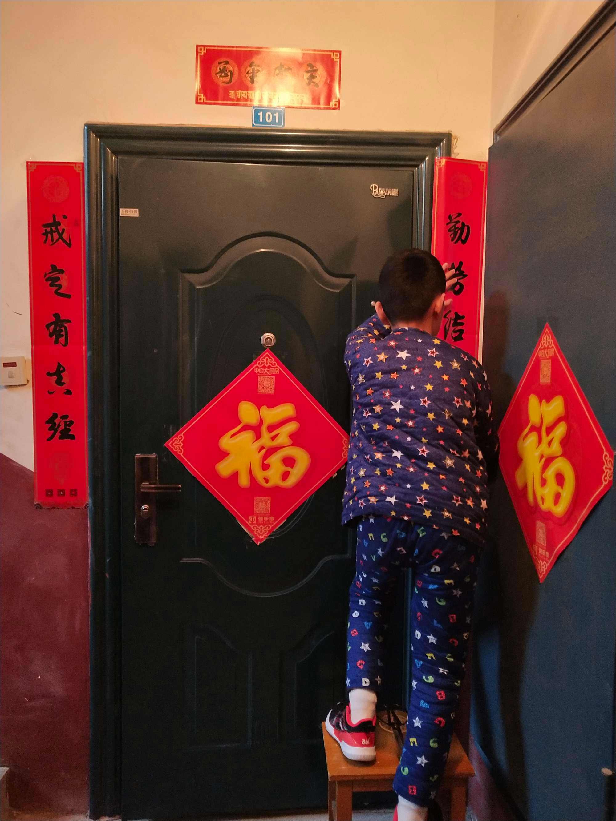 讲解！大门口春联怎么贴左右“桃红柳绿”