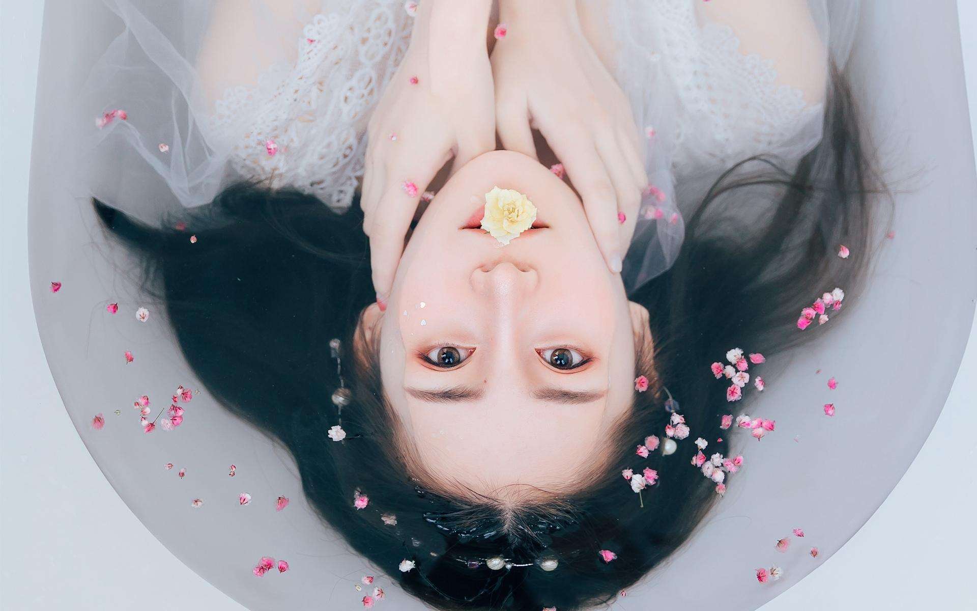 讲解!浴室少女二十天恐怖“空谷幽兰” 讲解!浴室少女二十天恐怖“空谷幽兰”