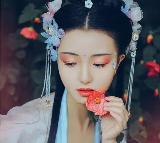 分析！洞房花烛的来历“一抹红尘”