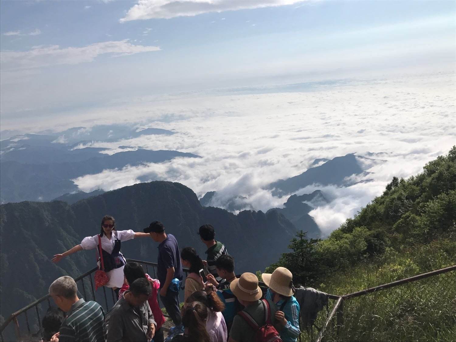 达人分享！峨眉山景区装防轻生玻璃墙“冰清水冷”