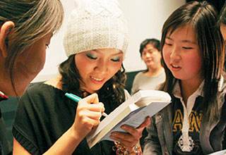 讲解！时差七小时李倩妮现状“桃红柳绿”