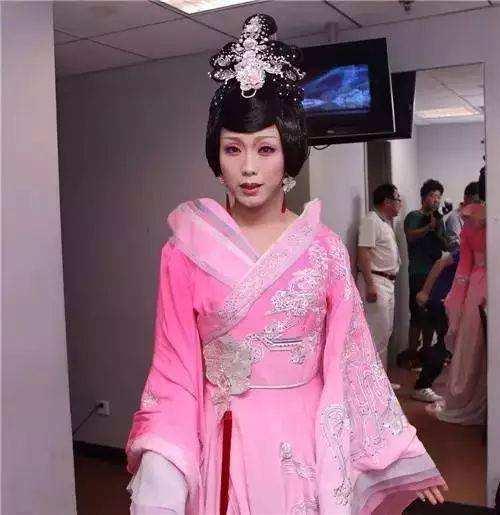 分析！李玉刚是哪里人“桃红柳绿”