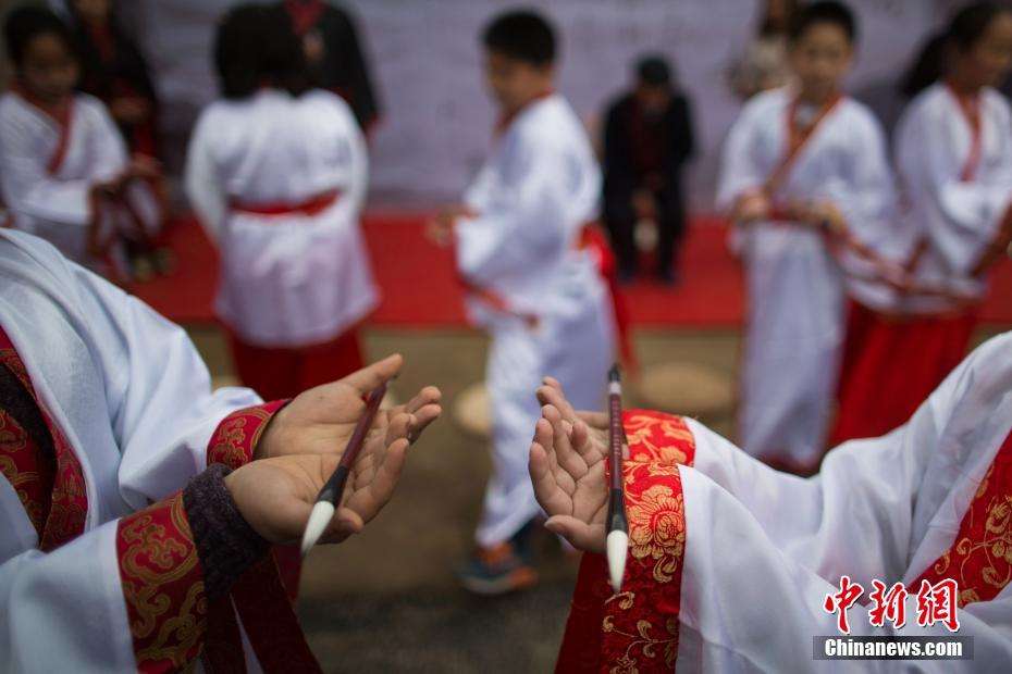 详情!女孩磕头拜师父“夏花依旧” 详情!女孩磕头拜师父“夏花依旧”