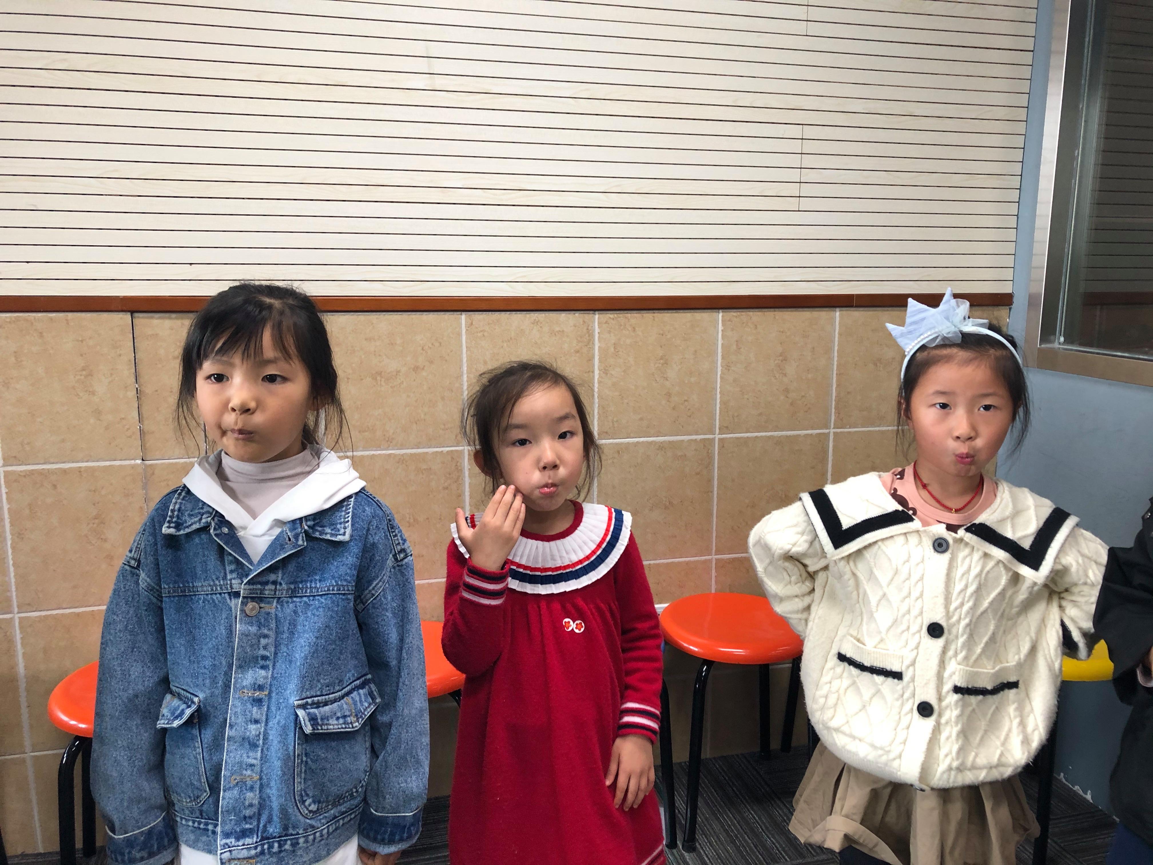 详情！在教室做啊好大用力“一抹红尘”