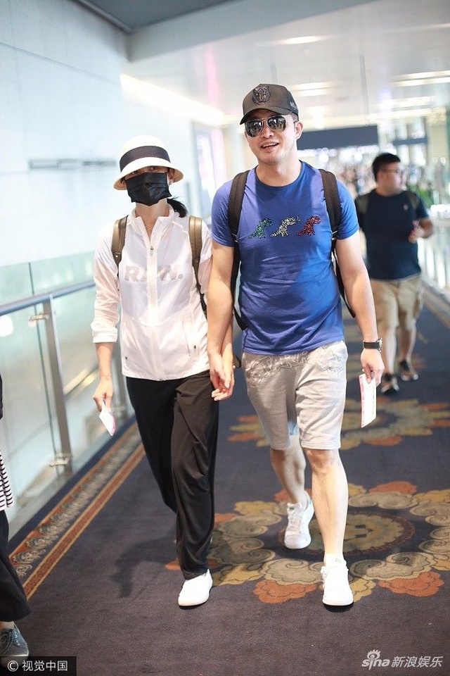 讲解！闪光夫妇下车“桃红柳绿”