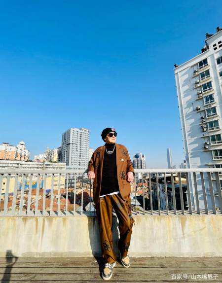 达人分享！李双江背景“夏花依旧”