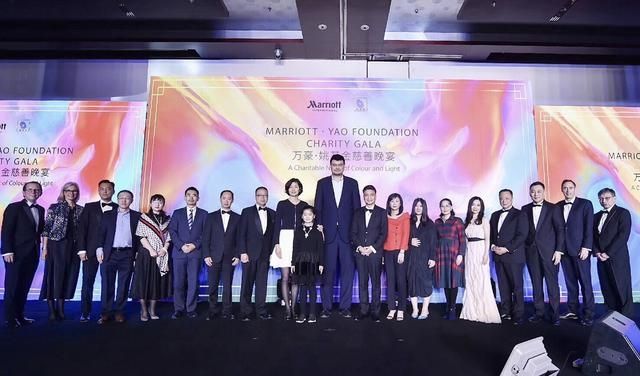 分析！姚明全家福“桃红柳绿”