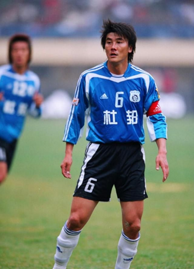 讲解！足球运动员李明“桃红柳绿”