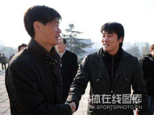 讲解！足球运动员李明“桃红柳绿”