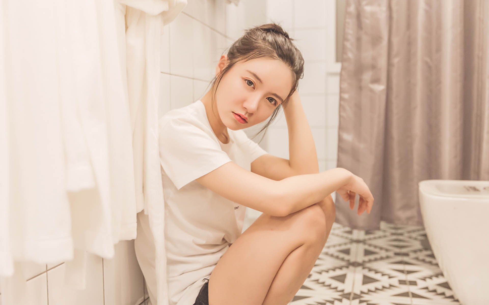 详情！浴室少女二十天了图片“高情逸态”