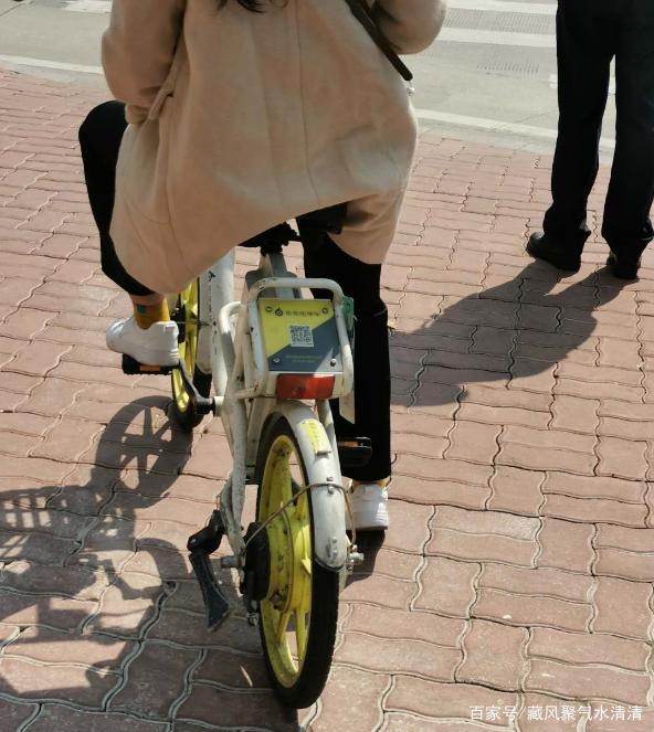 讲解！汕头交警单车扔摩托车“桃红柳绿”