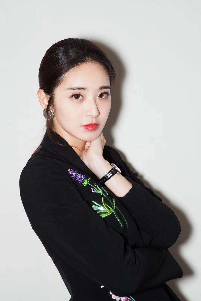 分析！刘烨躺炕遭网友调侃“桃红柳绿”