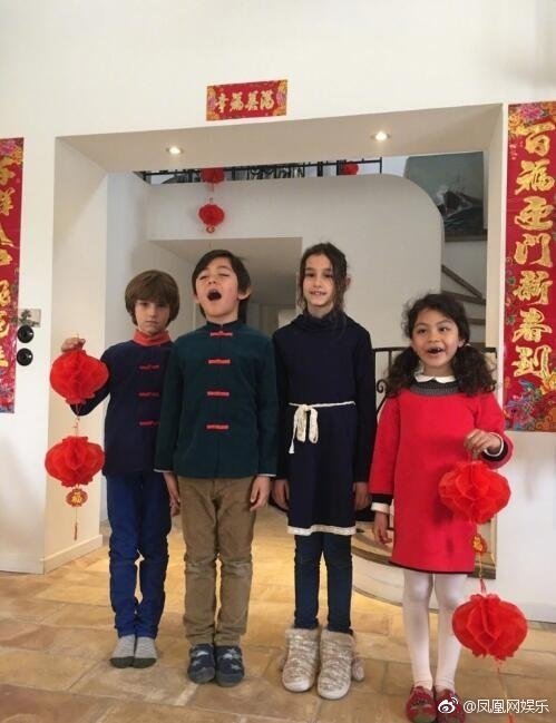 分析！刘烨躺炕遭网友调侃“桃红柳绿”