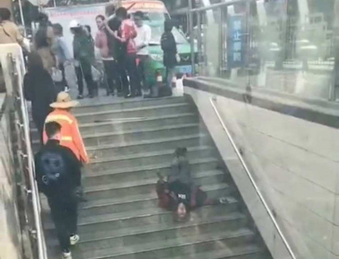 分析！女孩回应绊死老人案“高情逸态”