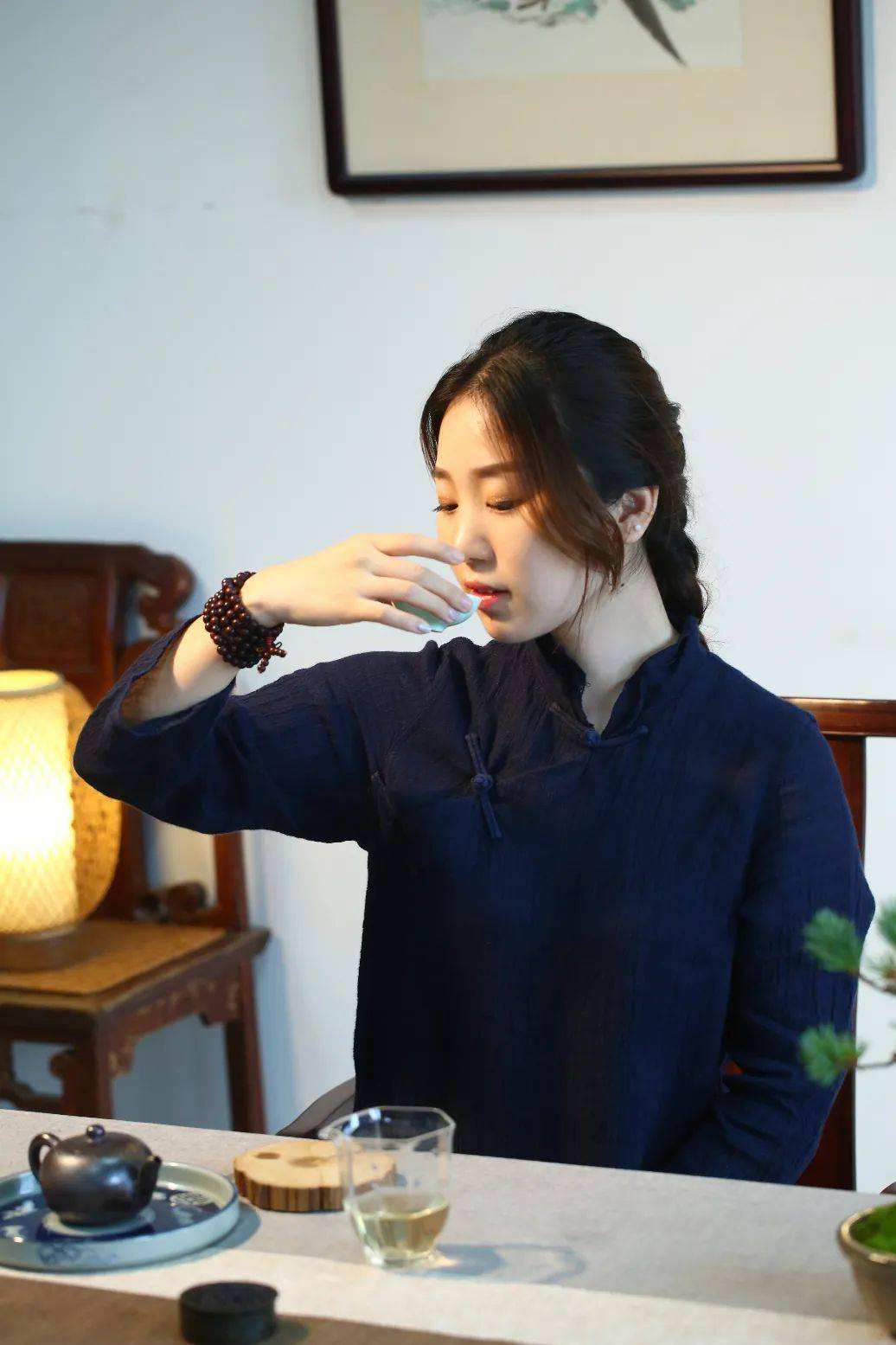 详情！家芙纳恬静“夏花依旧”