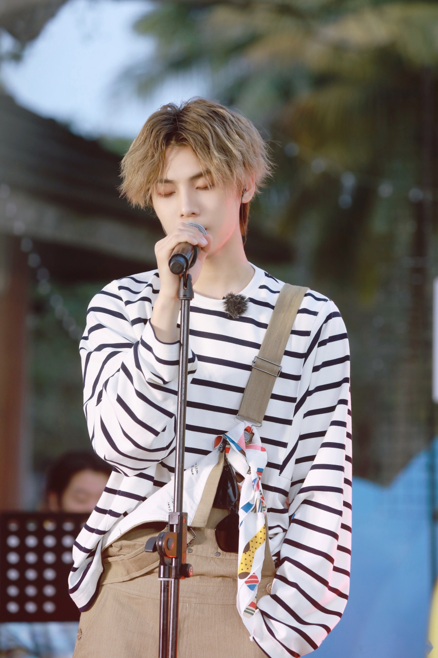 分析！扔铅球的技巧“一抹红尘”