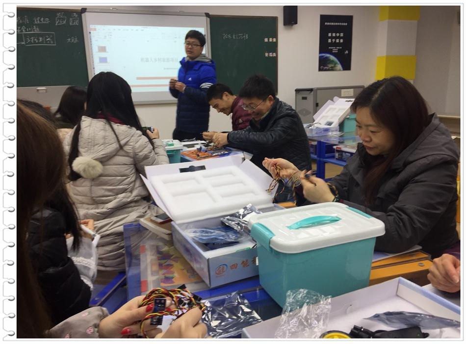 分析！机器人李咏“一抹红尘”