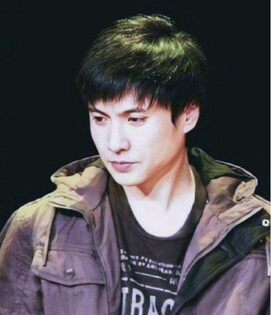 分析！刘烨躺炕遭网友调侃“夏花依旧”