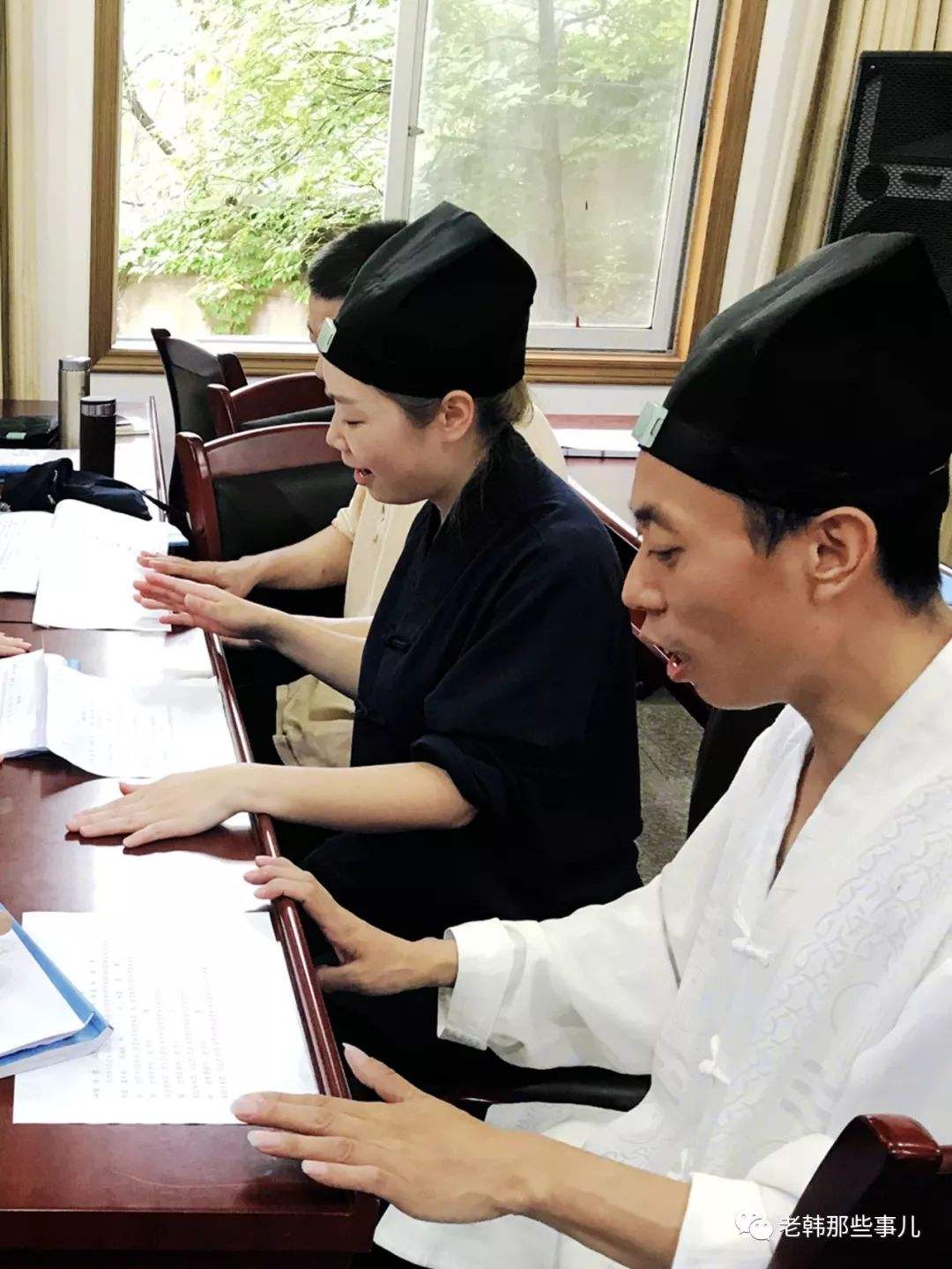 分析！女孩磕头拜师父“空谷幽兰”