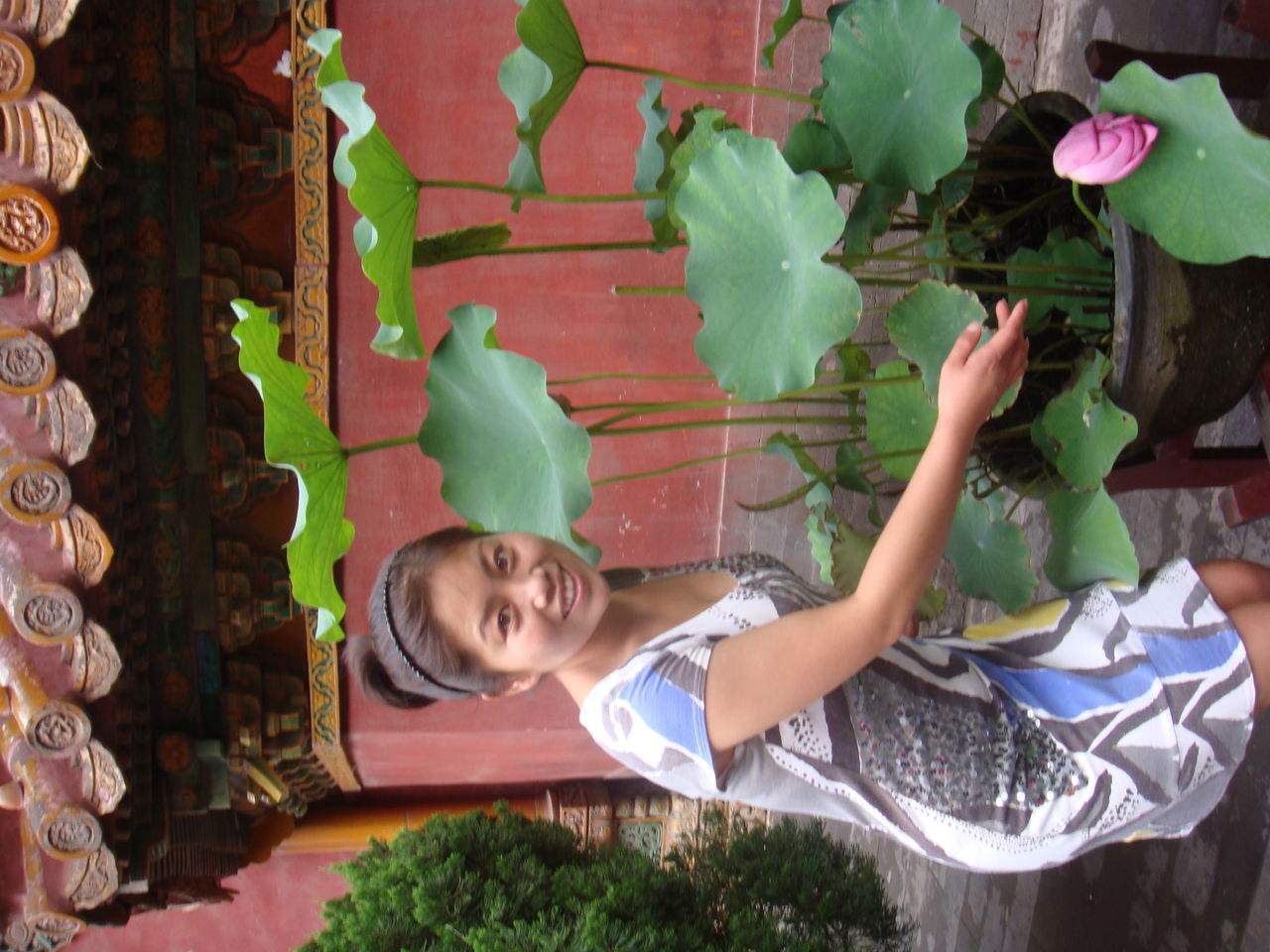 分析！女孩磕头拜师父“空谷幽兰”