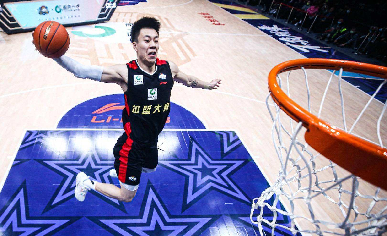 详情！nba裁判扣篮“桃红柳绿”