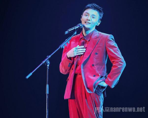 讲解！李宇春李荣浩呵呵哈哈“典则俊雅”
