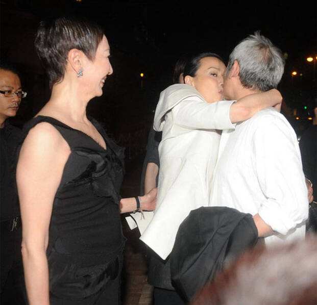 讲解！上海女主播朱珠“夏花依旧”