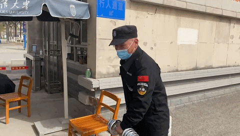 分析！保安与网红争执被开除合理吗“高情逸态”