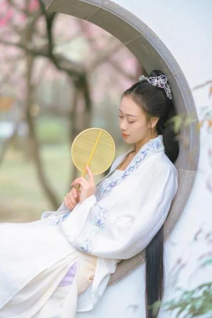 分析！附近人100元一次去她家“一抹红尘”