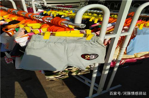 分析！摆摊梗“一抹红尘”