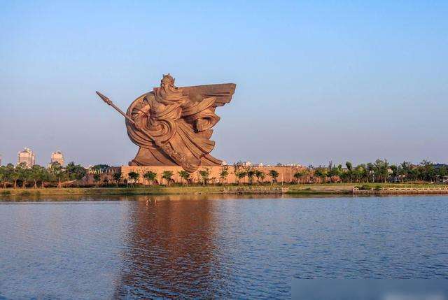 分析！巨型关公像或将搬迁“桃红柳绿”