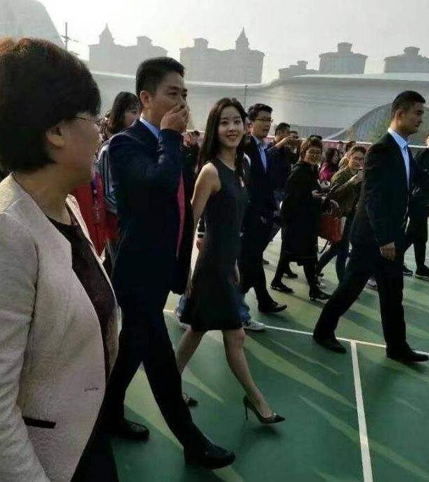 讲解！章泽天怎样追刘强东的“纯一不杂”