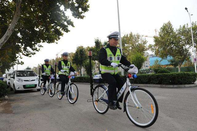 讲解！汕头交警单车扔摩托车“冰清水冷”