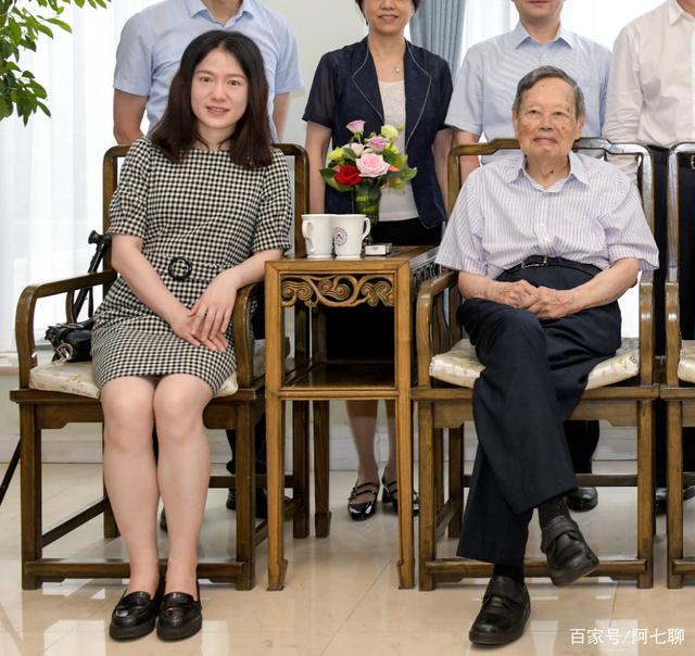 分析！2019翁帆产下一子图片“一抹红尘”