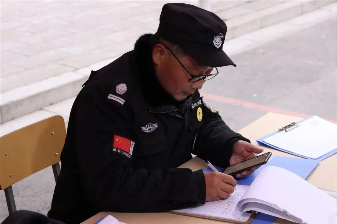 讲解！保安与网红争执被开除合理吗“一抹红尘”