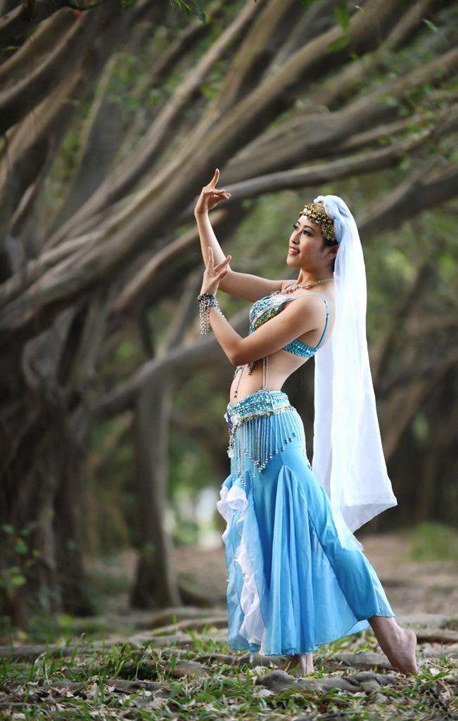 讲解！古楼兰美女“桃红柳绿”