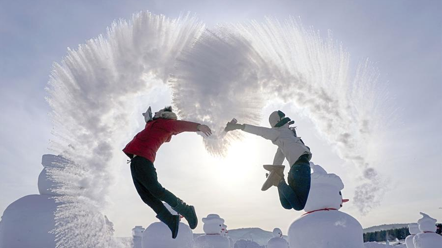 达人分享！漠河千人泼水成冰“空谷幽兰”