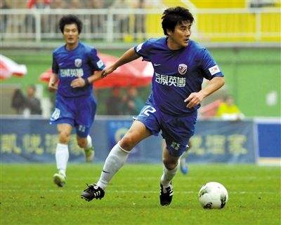 讲解！足球运动员李明“星星点点”