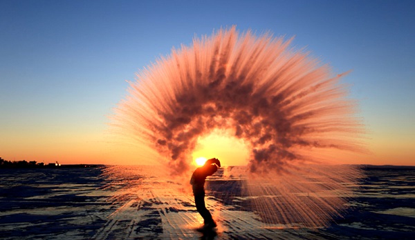 达人分享！漠河千人泼水成冰“典则俊雅”