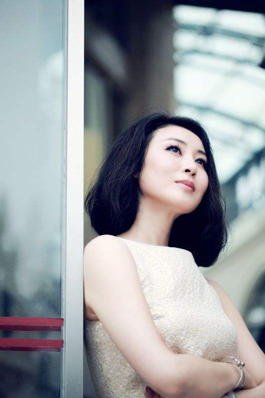 讲解！美女主播李泳“空谷幽兰”