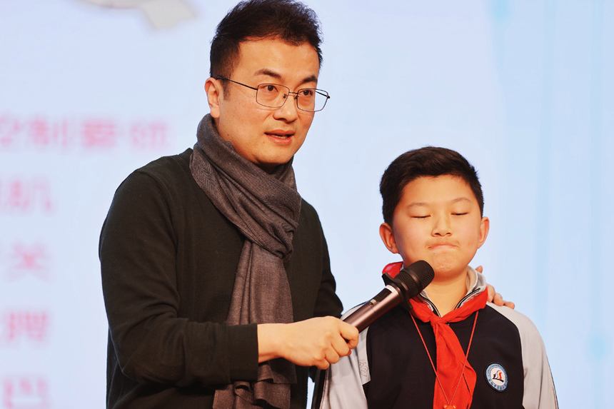 讲解！美女主播李泳“空谷幽兰”