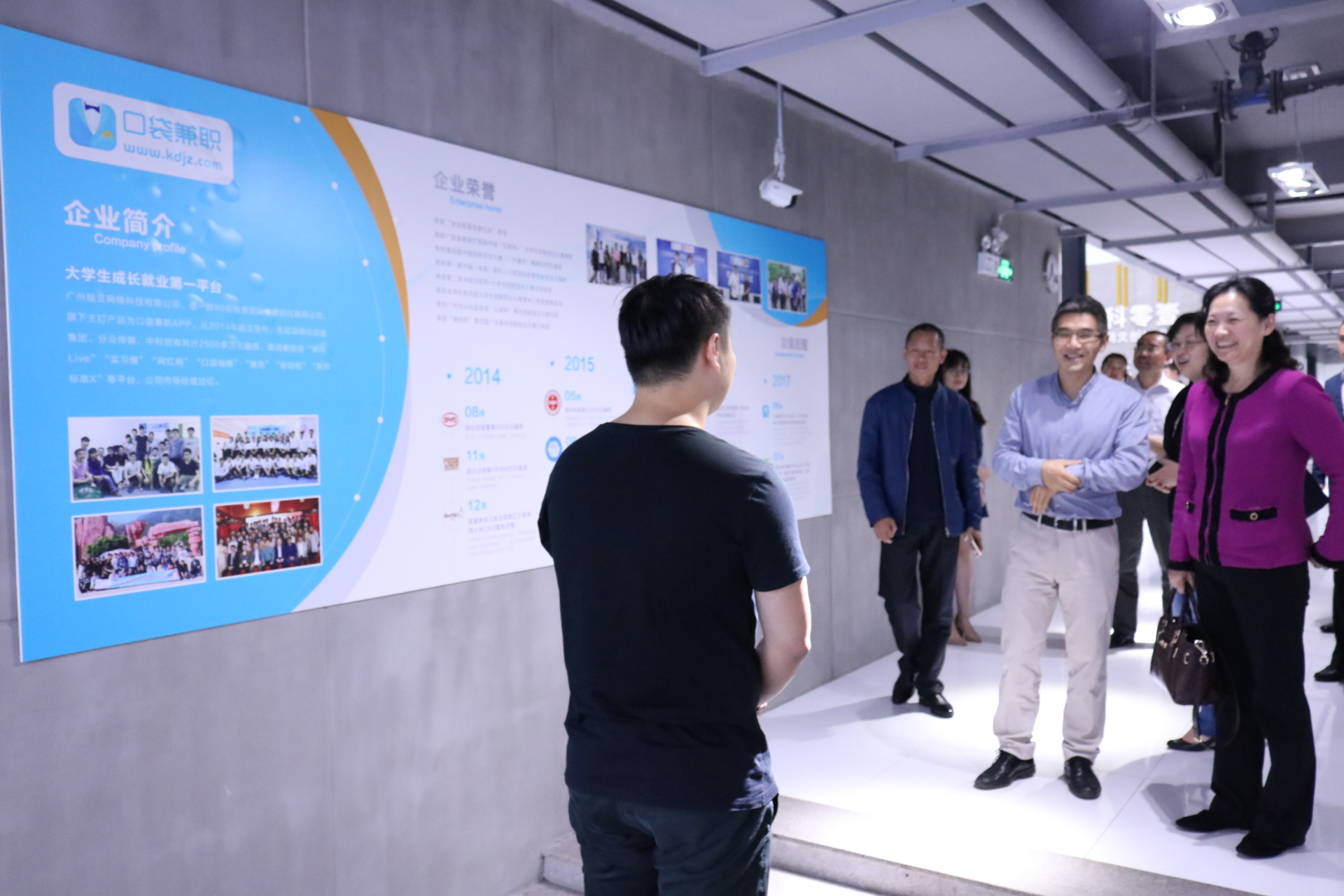 讲解！美女主播李泳“典则俊雅”