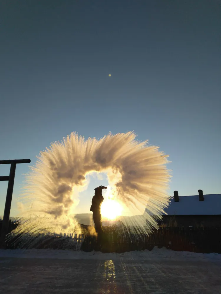 分析！漠河千人泼水成冰“桃红柳绿”