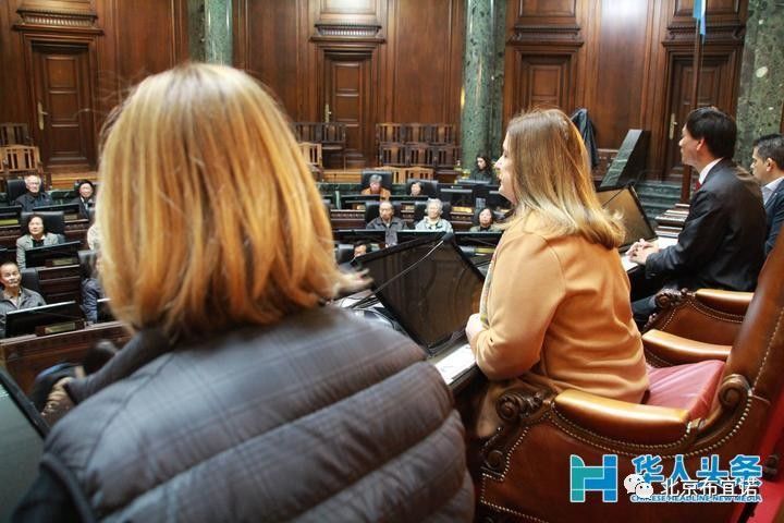 分析！阿根廷议员开会时吻妻子胸部