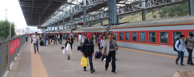 分析！网上买火车票提前几天“桃红柳绿”