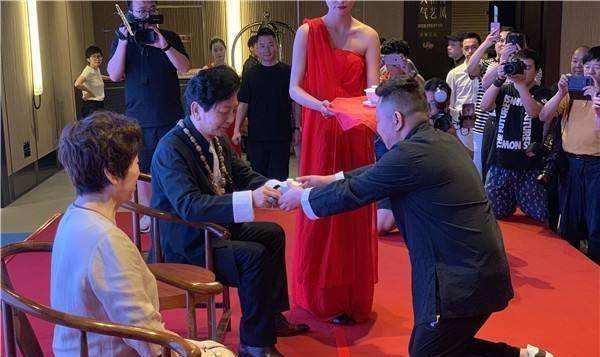 讲解！女孩磕头拜师父“夏花依旧”