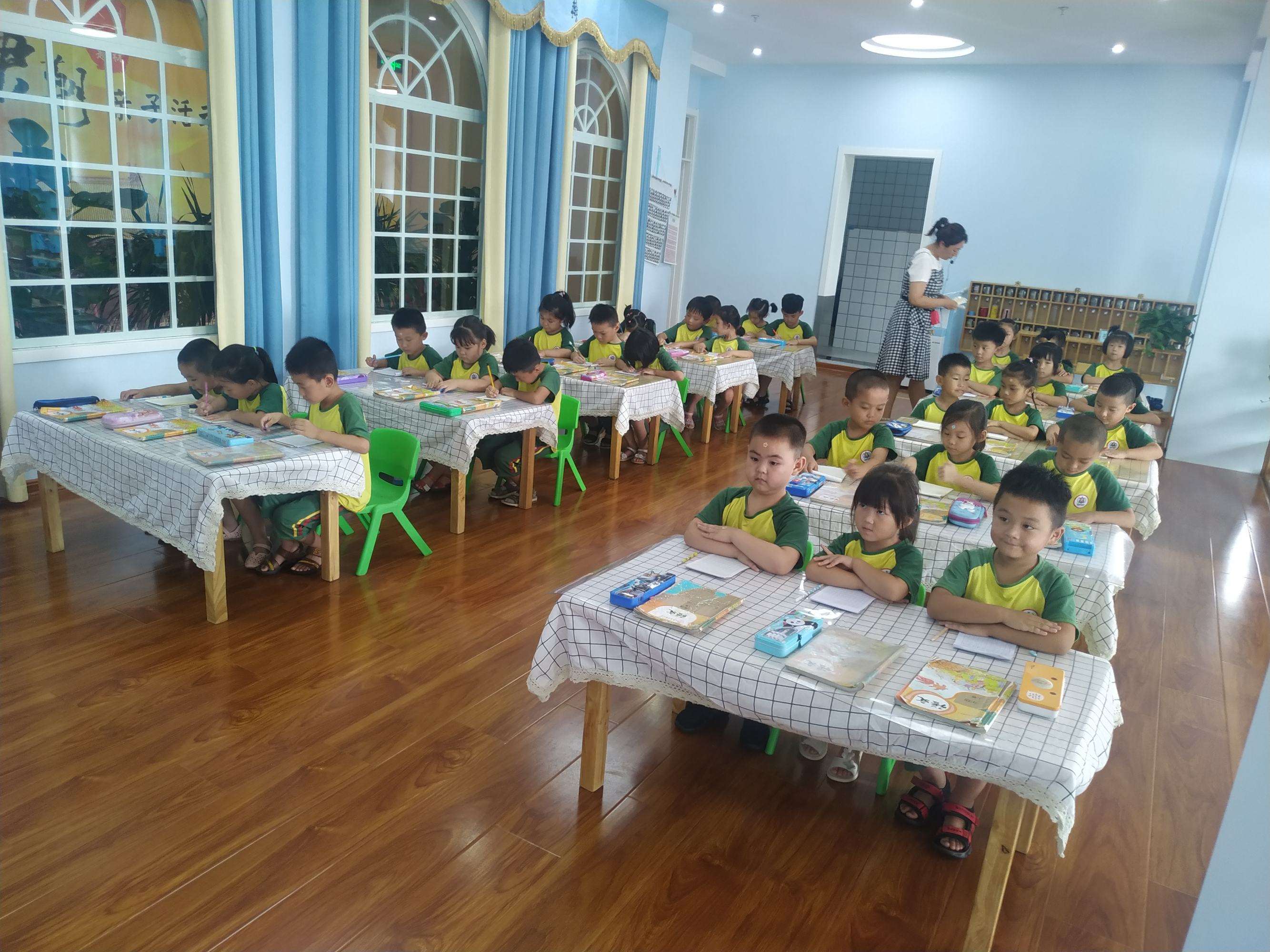 讲解！交头接耳这个成语出自哪部作品“典则俊雅”